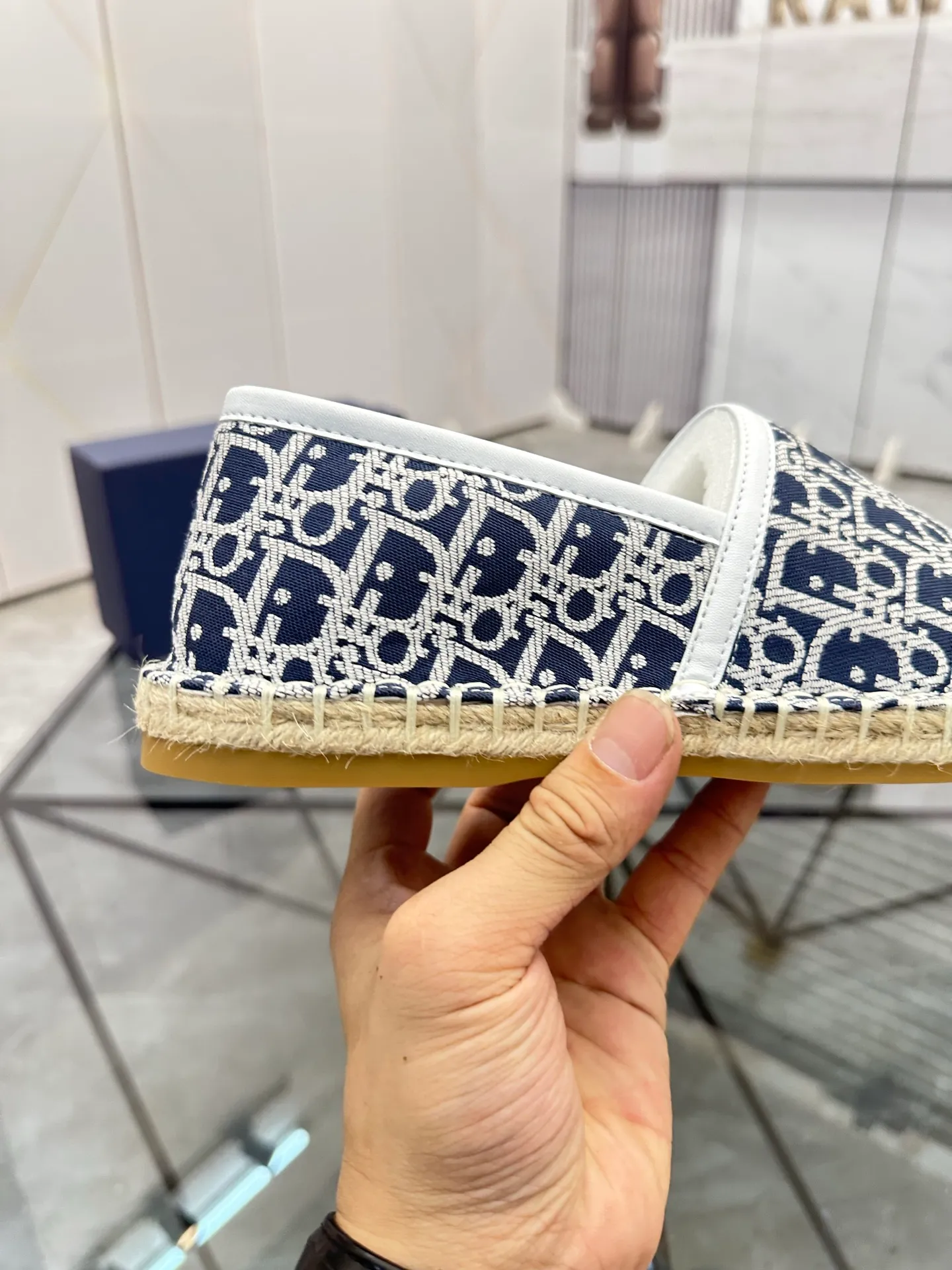 Men's shoes for sale 💰: 💰P400¥ Product trademark: Dior* "Dior*" low-top fisherman's shoes Regular size: 38-44 (can be customized to 37.45) Product materials: imported cowhide leather upper spliced ​​with original fabric, sheepskin lining, original outsole. Number: 1023